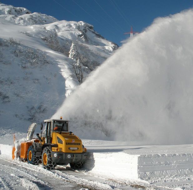 © Land Tirol / BBA Imst Foto: Radladerfräse beim Schneefräsen am Arlberg