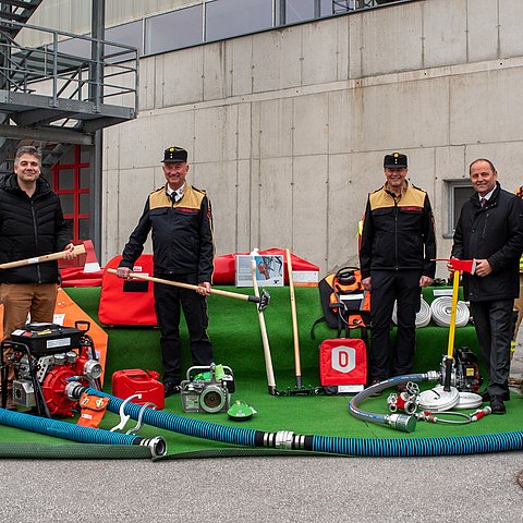 (von li.): Zusätzliche Spezialausrüstung zur Waldbrandbekämpfung haben Jörg Degenhart (Sachgebietsleiter Waldbrand und Flugdienst), Gernot Reister (Vorstand Abt. Feuerwehr- und Rettungswesen), Landesfeuerwehrkommandant Peter Hölzl und dessen Stellvertreter Hannes Mayr, LHStv Geisler und Christian Schwaninger (Vorstand Abt. Waldschutz) an die Feuerwehren übergeben. 