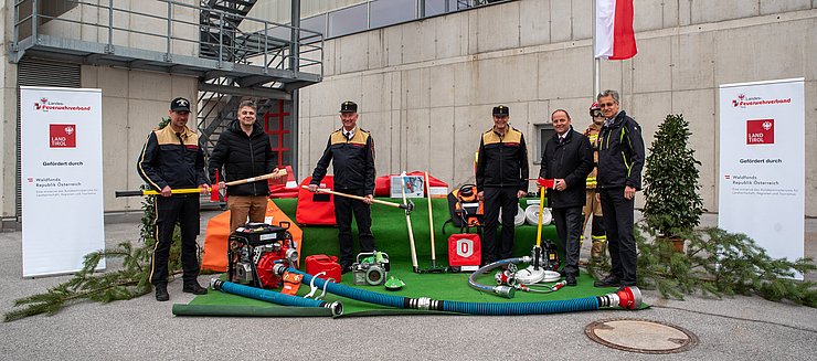(von li.): Zusätzliche Spezialausrüstung zur Waldbrandbekämpfung haben Jörg Degenhart (Sachgebietsleiter Waldbrand und Flugdienst), Gernot Reister (Vorstand Abt. Feuerwehr- und Rettungswesen), Landesfeuerwehrkommandant Peter Hölzl und dessen Stellvertreter Hannes Mayr, LHStv Geisler und Christian Schwaninger (Vorstand Abt. Waldschutz) an die Feuerwehren übergeben. 