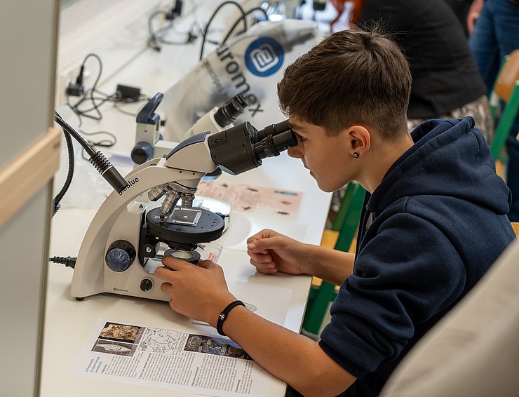 In den MINT-Werkstätten stehen neben Lego-Robotern und Lasercutting-Maschinen auch Mikroskope für die Schulklassen bereit.