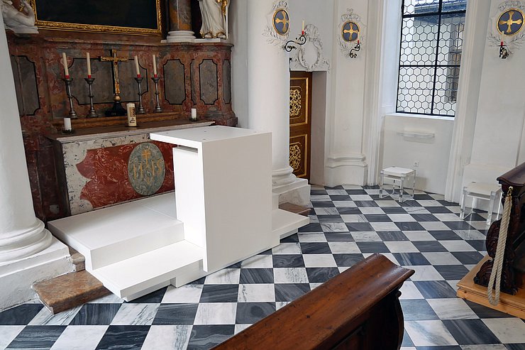Der Altar fügt sich optisch in die Farbgestaltung der bestehenden Architekturelemente ein.