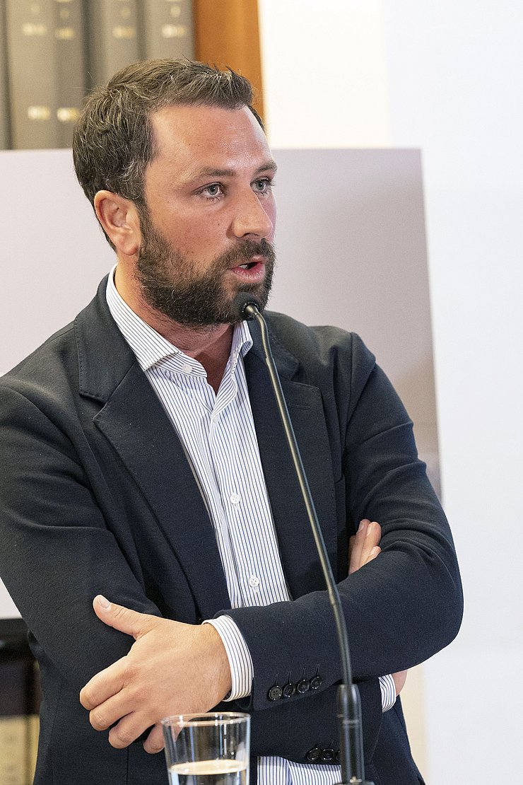 © Land Tirol/Die Fotografen LHStv und Hochbaureferent Georg Dornauer steht hinter einem Rednerpult