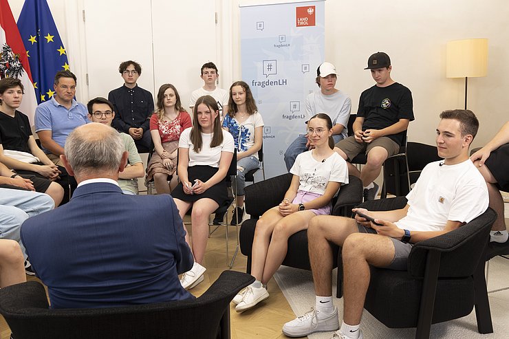 LH Mattle redet mit den SchülerInnen in seinem Büro.