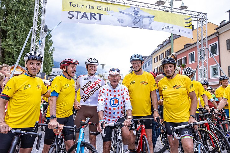 (v.li.) Ex-Radrennfahrer Thomas Rohregger, Ex-Radrennfahrer Helmut Wechselberger, aktueller Tour de France-Etappensieger Felix Gall, Ex-Radfahrer Wolfgang Steinmayr, LH Anton Mattle und TVB-Obmann Franz Theurl.