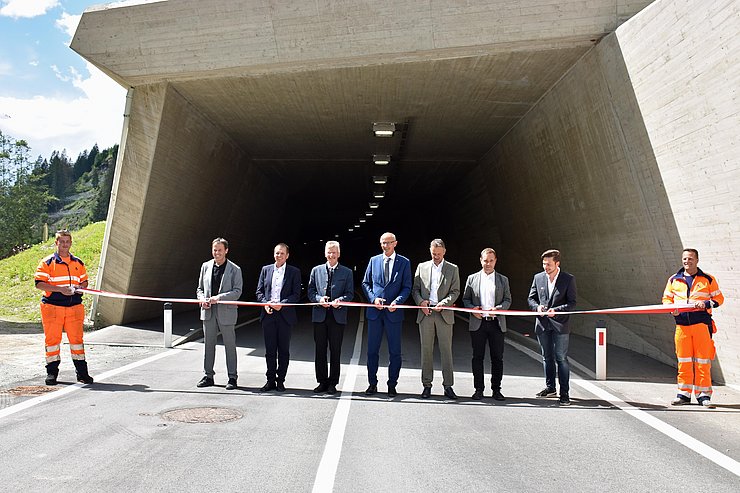 Gruppenfoto beim Durchschneiden des Bandes