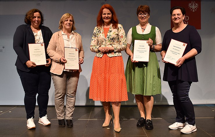 Geehrte aus dem Bezirk Kufstein mit Landesrätin Cornelia Hagele
