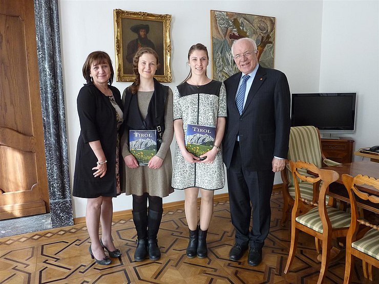 © Landtagsdirektion Bildungslandesrätin Palfrader und LTP van Staa mit den beiden Studentinnen aus Tbilisi