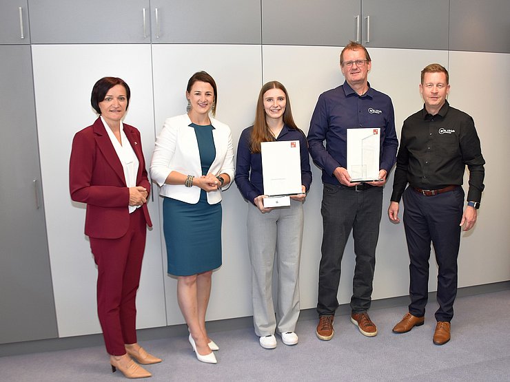 © Land Tirol/Gerzabek V. li. beim Lehrlings-Auszeichnungstermin Andrea Ager (Vizepräsidentin Arbeiterkammer Tirol), Arbeits- und Jugendlandesrätin Astrid Mair, „Lehrling des Monats Juli 2024“ Emma Huber, Klaus Pirnbacher (Lehrlingsausbilder Gemeinde St. Ulrich am Pillersee) und Martin Mitterer (Bgm St. Ulrich am Pillersee).