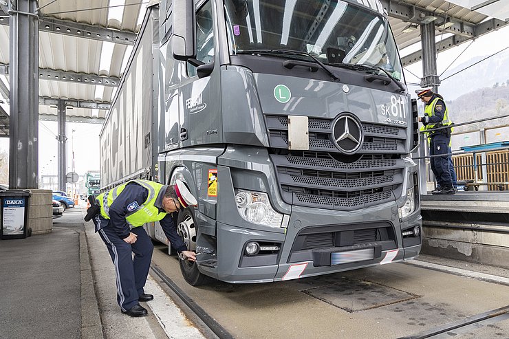 Polizist:innen kontrollieren einen Lkw