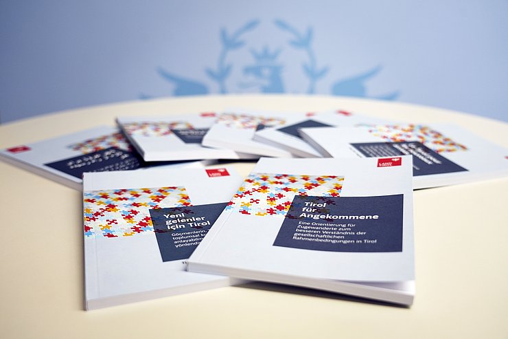 © Land Tirol/Neuner Broschüren in verschiedenen Sprachen auf Tisch liegend