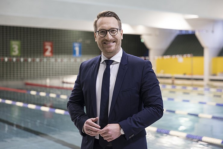 © Land Tirol/Sedlak Mann im Schwimmbad