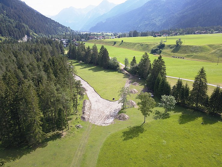 Baubeginn! Der Humus wird im Bereich der Zufahrt und des neuen Seitenarms abgetragen.
