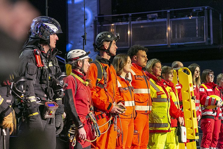 © Land Tirol/Die Fotografen Gleich zu Beginn der Veranstaltung zeigten alle Einsatzorganisationen im Zuge eines dynamischen Einmarsches ihr Können.