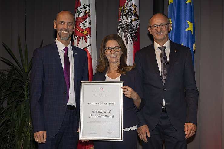 LR Mattle mit den VertreterInnen der Tiroler Versicherung.