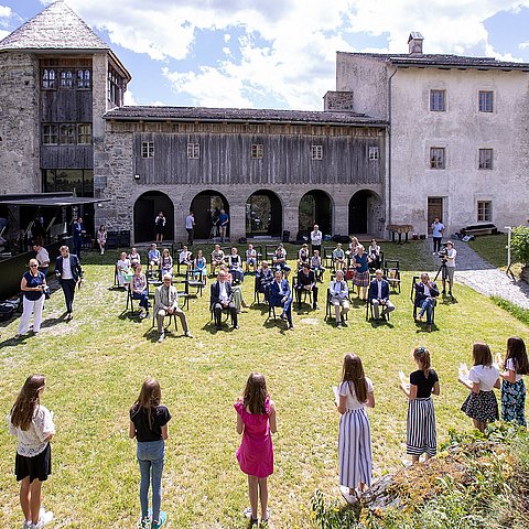 Gruppenfoto vor der Burg Heinfels
