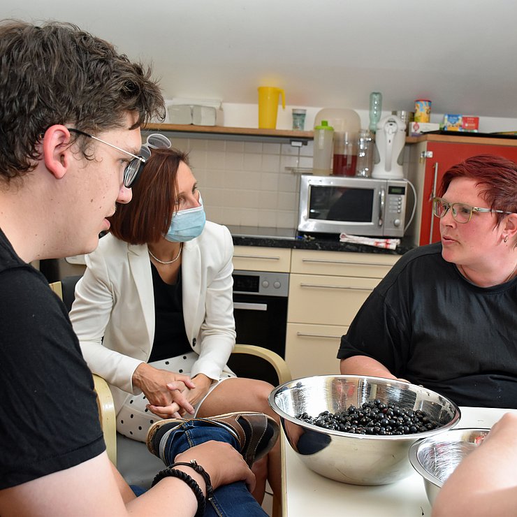 © Land Tirol/Huldschiner Die BewohnerInnensprecherInnen Roswitha Winkler und Sebastian Sturm im Gespräch mit LRin Fischer in der Wohngemeinschaft Nassereith.