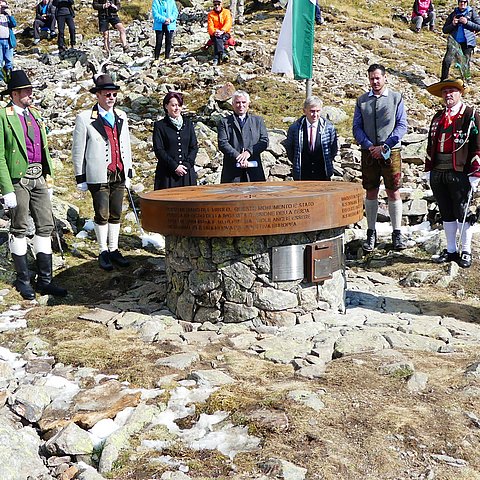 (Bildmitte, v.li.) LTPin Sonja Ledl-Rossmann, LTP Josef Noggler und LTP Walter Kaswalder nahmen an der Einweihung des Marksteins, der die Mitte des historischen Tirols symbolisiert, teil.