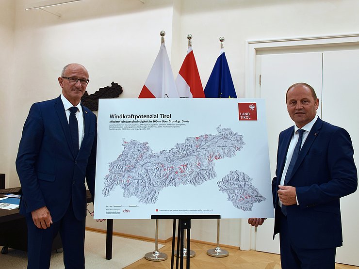 © Land Tirol/Milicevic Der Landeshauptmann präsentiert gemeinsam mit dem Landeshauptmannstellvertreter Josef Geisler die Windenergiepotenzialkarte für Tirol.
