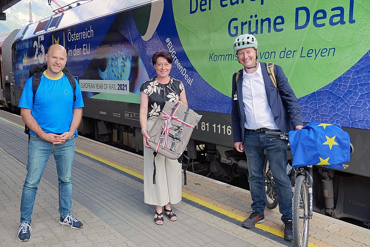 © Landtagsdirektion Tirol/Oswald Gruppenfoto von Präsidentin Sonja Ledl-Rossmann, Martin Selmayr und Paul Schmidt, dem Generalsekretär der Österreichischen Gesellschaft für Europapolitik