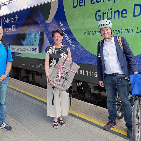 Gruppenfoto von Präsidentin Sonja Ledl-Rossmann, Martin Selmayr und Paul Schmidt, dem Generalsekretär der Österreichischen Gesellschaft für Europapolitik
