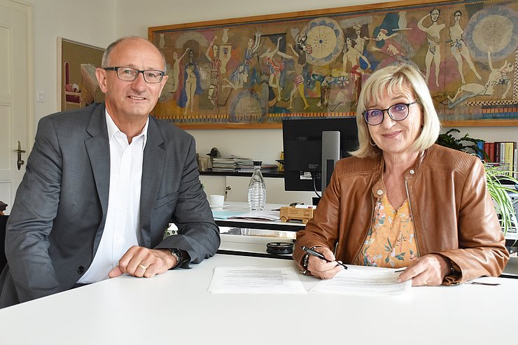 Landesrat Anton Mattle und Landesrätin Beate Palfrader sitzen gemeinsam an einem Tisch
