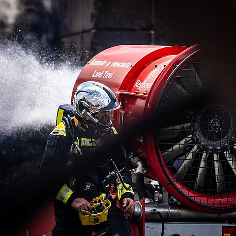 Aufnahme Feuerwehrmann bei Brandbekämpfung