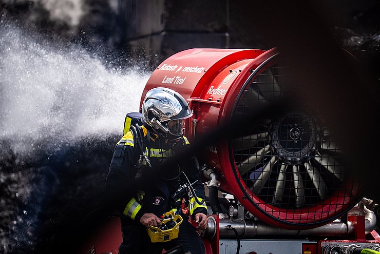 Aufnahme Feuerwehrmann bei Brandbekämpfung