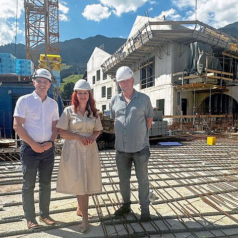 Landesrätin Cornelia Hagele besuchte gemeinsam mit Bürgermeister Simon Schwendinger (l.) und seinem Stellvertreter Franz Geiger (r.) den Bau des neuen Bildungszentrums in Fiss.