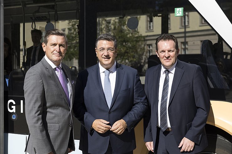 Nach der Pressekonferenz ging es für (v.li.) Minister Peter Hanke, EU-Kommissar Apostolos Tzitzikostas und Verkehrslandesrat René Zumtobel mit einem neuen E-Bus des VVT weiter.