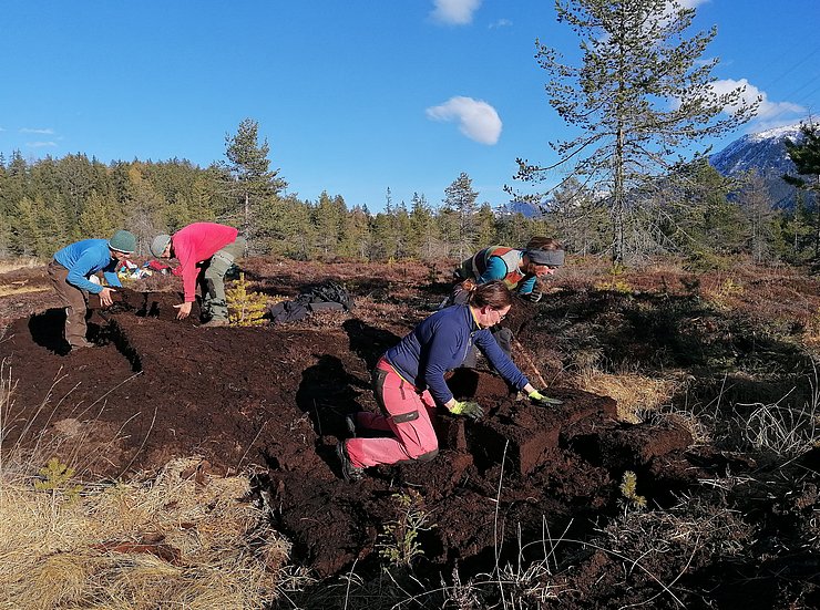 © Naturpark Kaunergrat Menschen in Torflandschaft