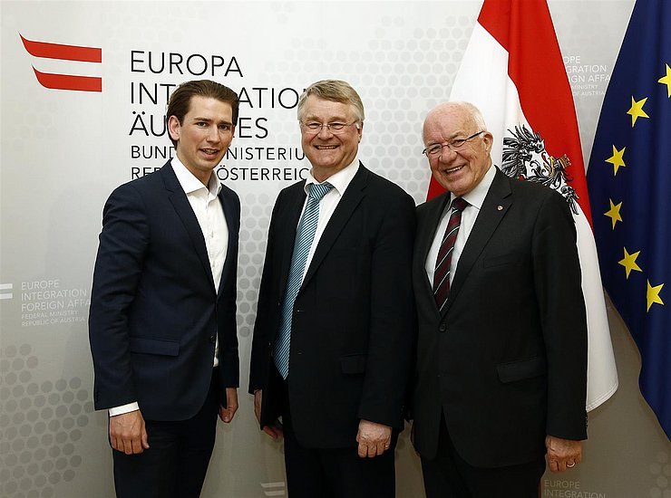 v.l. Außenminister Sebastian Kurz, AdR-Präsident Markku Markkula, AdR-Vizepräsident Herwig van Staa