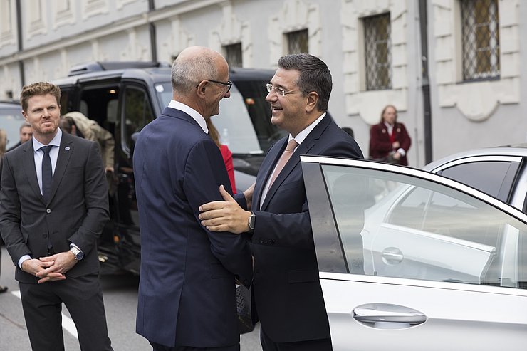 © Land Tirol/Sedlak Herzliches Zusammentreffen: LH Anton Mattle begrüßte EU-Kommissar Apostolos Tzitzikostas bei seiner Ankunft vor der Innsbrucker Hofburg.