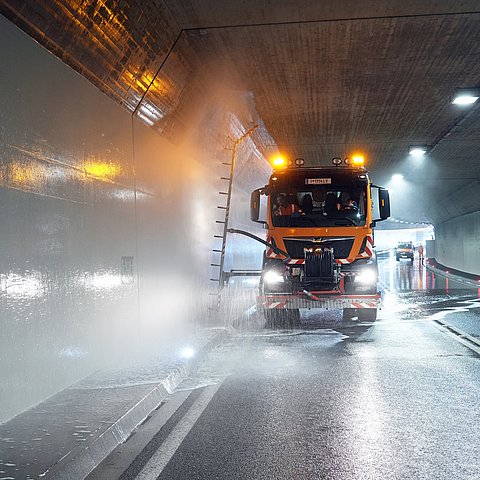 Reinigungsfahrzeug in Tunnel putzt Seitenwände