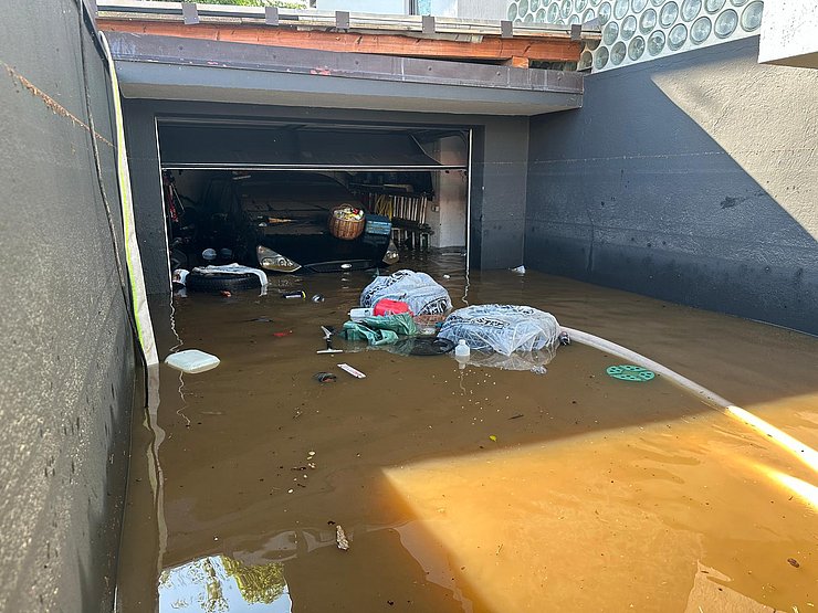 © Landesfeuerwehrverband Tirol/Wegscheider Garage; Auto steht bis zum über die Kühlerhaube im Wasser
