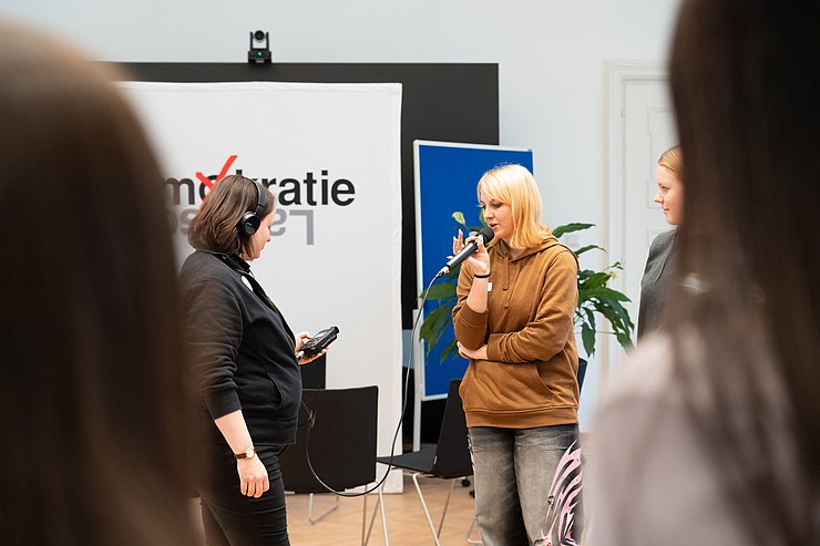 © Tiroler Landtag/Oswald In eigens produzierten Podcast-Folgen reflektieren die Jugendlichen und Jungerwachsenen das im Workshop Gelernte.