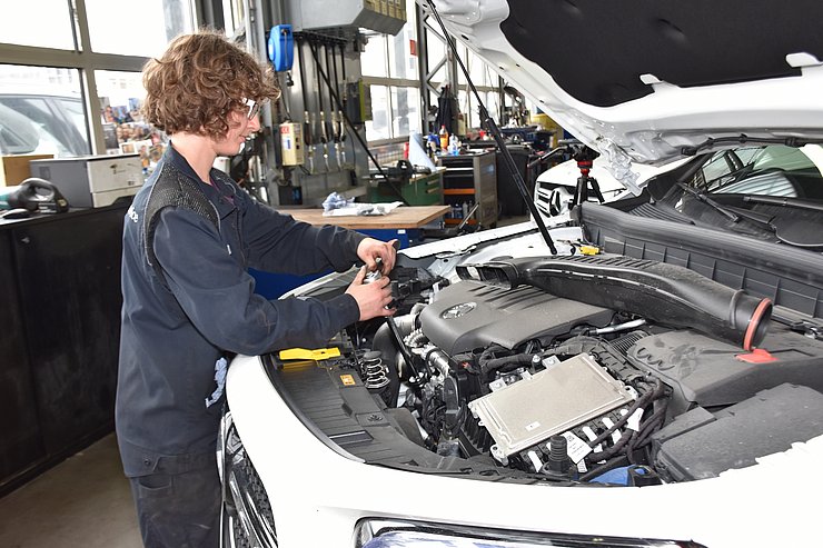 "Lehrling des Monats November 2021" Rebekka Peer bei ihrer Arbeit in der Werkstatt der Mercedes-Niederlassung von Pappas Tirol GmbH in Hall.
