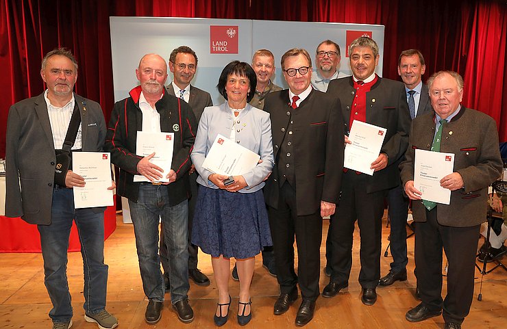 LH Günther Platter mit den Ausgezeichneten der Gemeinde Hopfgarten. Michael Berger (BH von Kitzbühel, 3. v. li.) und Paul Sieberer (Bgm von Hopfgarten, 2. v. re.). 