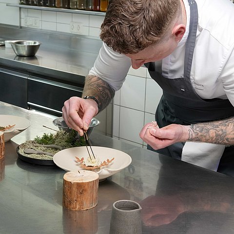 Koch bereitet Gericht zu