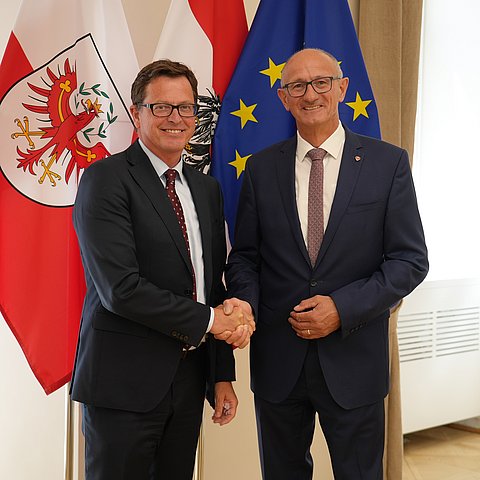 Mattle und Götz vor Tirolfahne