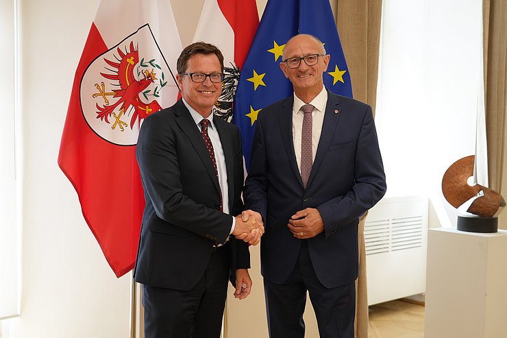 Mattle und Götz vor Tirolfahne