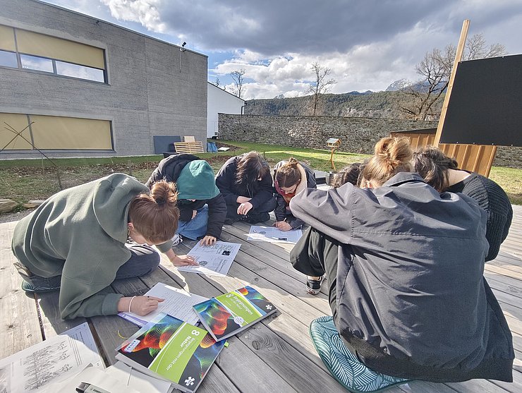 Kinder auf einer Holzterrasse 