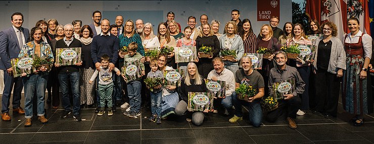 © Tiroler Bildungsforum/Hörtnagl Die Ausgezeichneten aus dem Bezirk Innsbruck-Land (West) sind zu sehen.