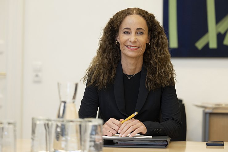 © Land Tirol/Die Fotografen LRin Pawlata sitzend, mit Stift in der Hand