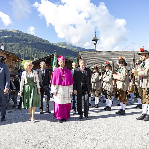 Abschreiten der Front beim Landesüblichen Empfang (v.li.). Euregio-Präsident LH Maurizio Fugatti (Trentino), LHStvin Waltraud Deeg (Südtirol), Weihbischof Hansjörg Hofer, LH Günther Platter; dahinter (v.li.): Präsident des Europäischen Forums Alpbach Andreas Treichl und Staatssekretär Florian Tursky. 