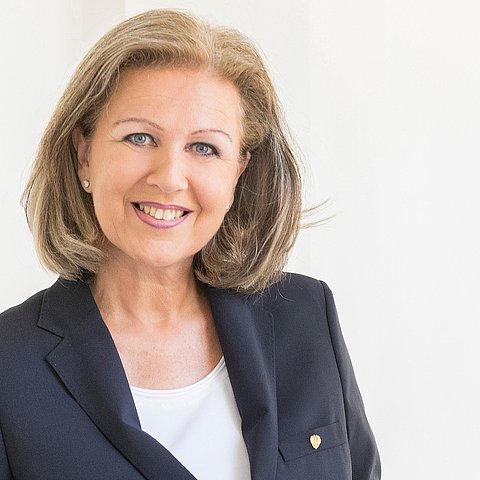 Jugendlandesrätin Zoller-Frischauf: „Die geschlechtsbezogene pädagogische Arbeit leistet einen wichtigen Beitrag zur Entwicklung gesunder und selbstbewusster junger Menschen in Tirol. Insbesondere auch jetzt, angesichts der Coronakrise, finden Jugendliche bei den Fachstellen kompetente Ansprechpartnerinnen und Ansprechpartner für ihre Anliegen.“ 