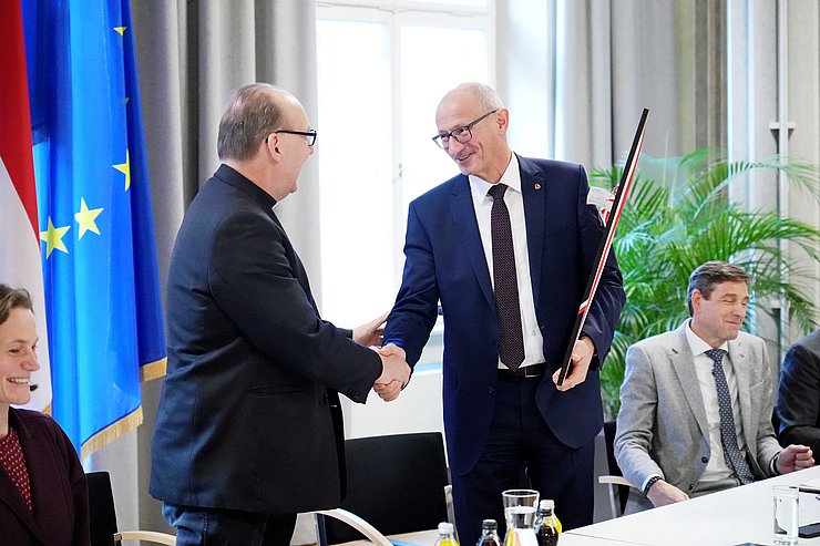 Landeshauptmann Anton Mattle schüttelt Bischof Hermann Glettler die Hand. 