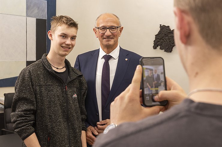 Zwei Menschen posieren für ein Foto.