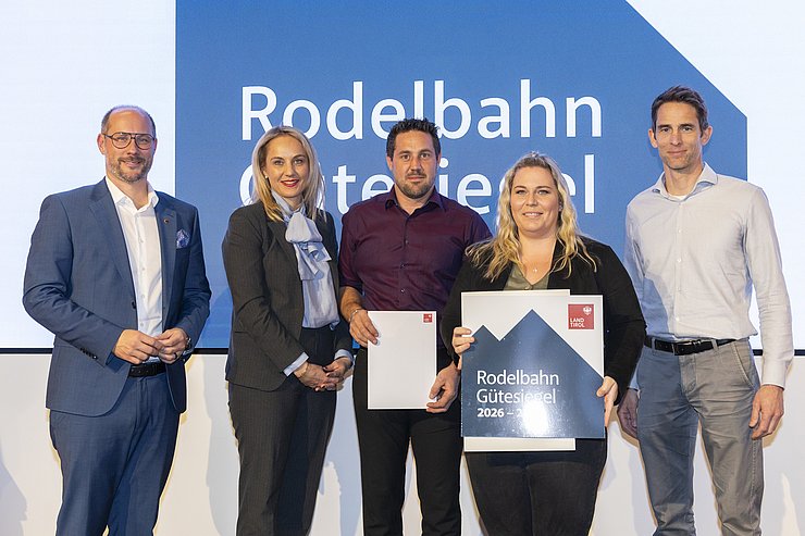 Fünf Menschen sind bei einem Gruppenbild zu sehen.