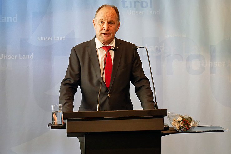 Honorarkonsul Pegger bei seiner Begrüßungsansprache.