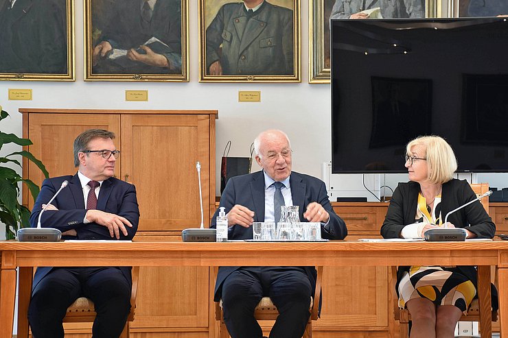 © Land Tirol V. li. bei der Sitzung LH Günther Platter, Herwig van Staa (Vorsitzender Kuratorium Landesgedächtnisstiftung) und Kulturlandesrätin Beate Palfrader.